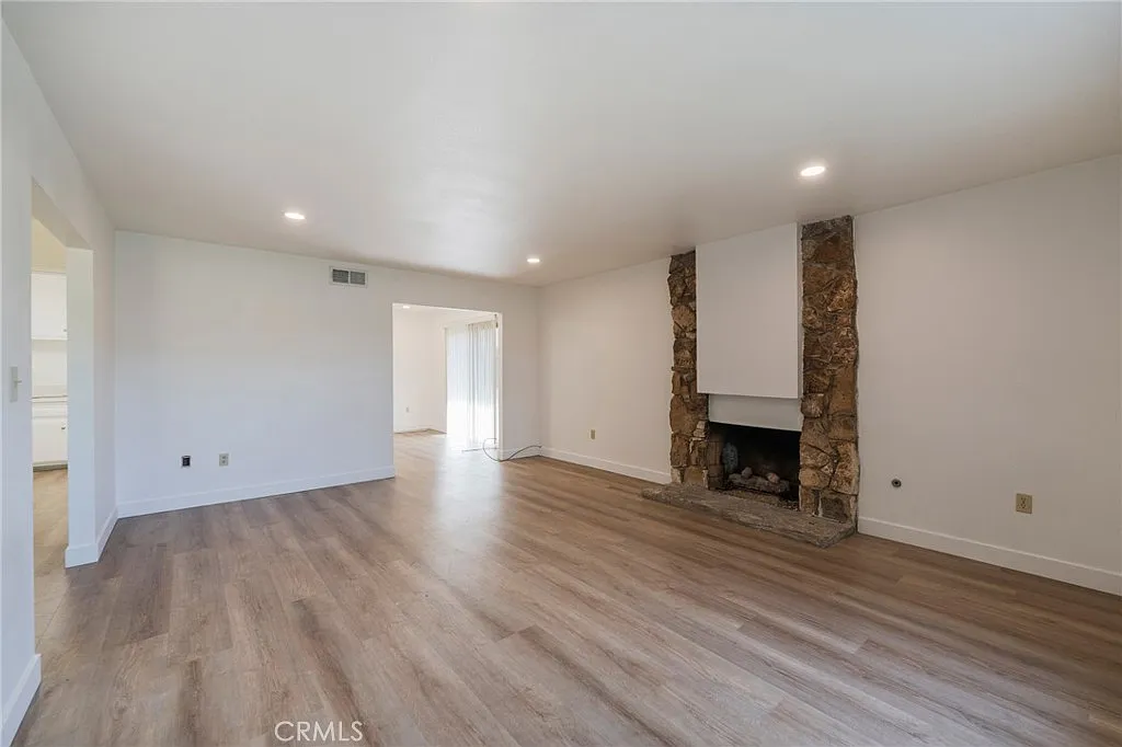 3 bed, 1422 sqft, $3,650 — Photo 4
