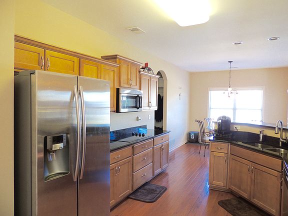 Kitchen w/Eat-In Dining&More