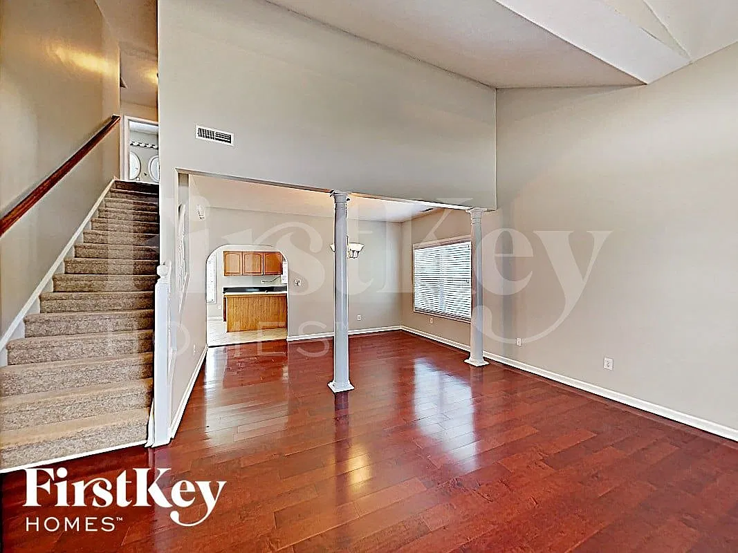 4 bed, 2.5 bath, 3830 sqft, $2,850 — Photo 2