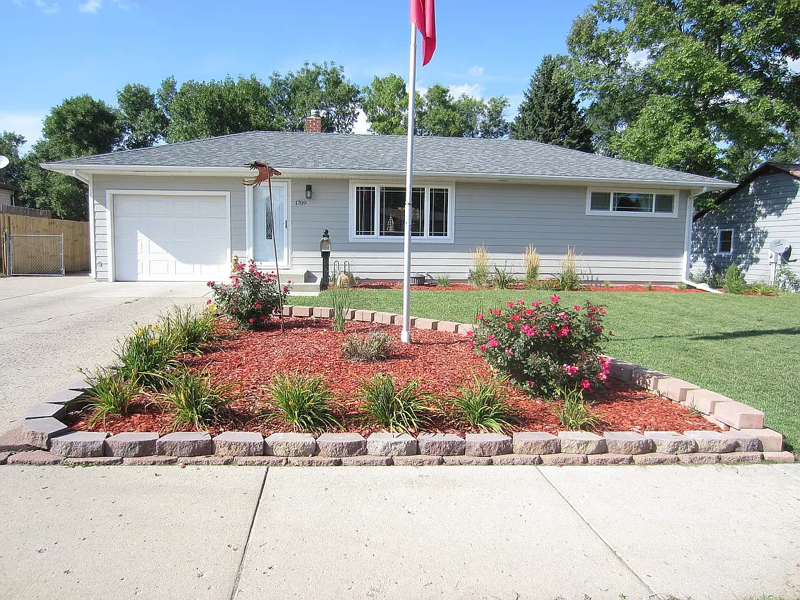 4 bed, 836 sqft, $1,750 — Photo 2