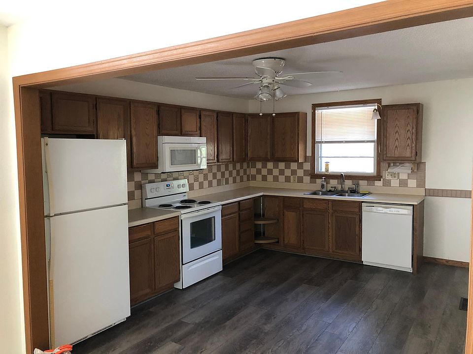 Open kitchen with eat in spacer table &chairs