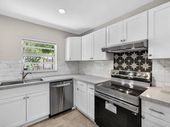 9484 Sun Ct, West Palm Beach, FL 33403