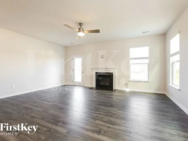 565 Hillpark Ln — Photo 4