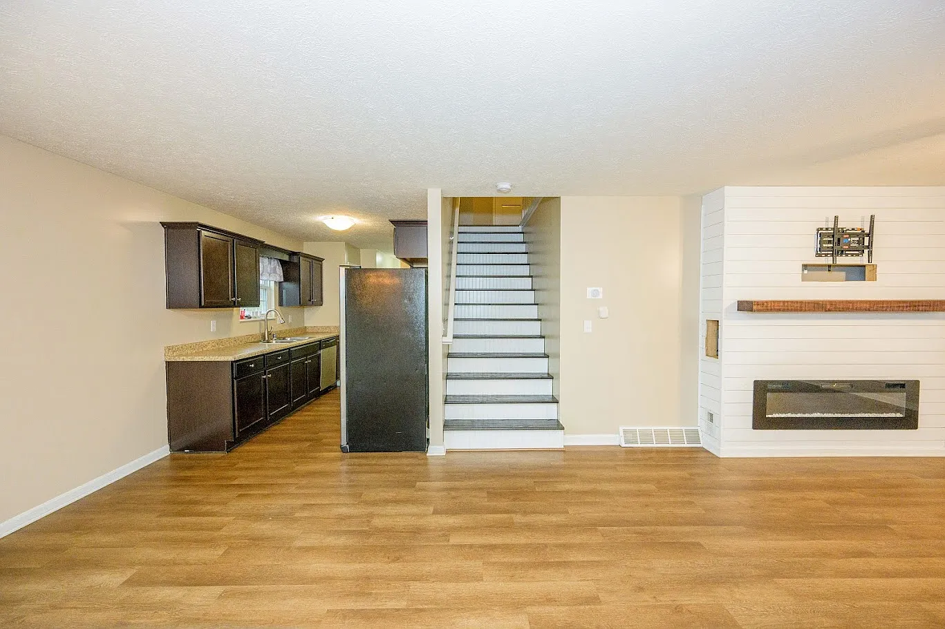 4 bed, 2.5 bath, 1686 sqft, $2,250 — Photo 3