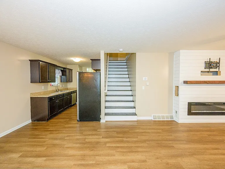 102 Teaberry Ct — Photo 3