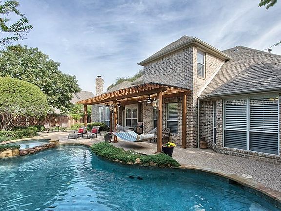 Private back yard on serene cul-de-sac lot!