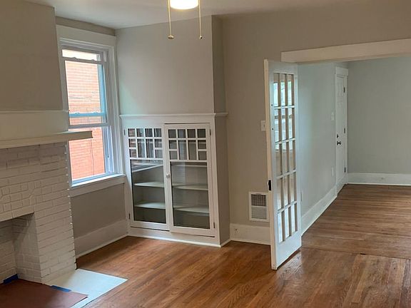 Dining room w fireplace