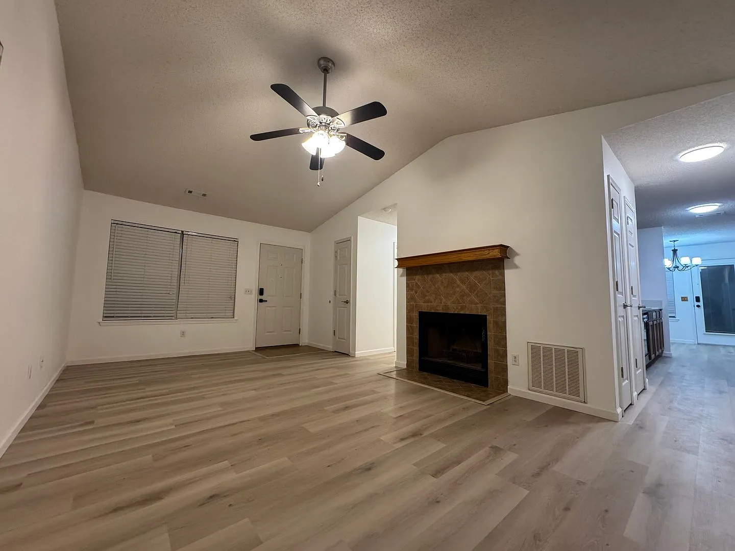 1602 Parkview Place — Photo 3