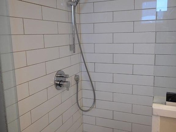 2nd image of 4050 N Kenmore Ave #3S