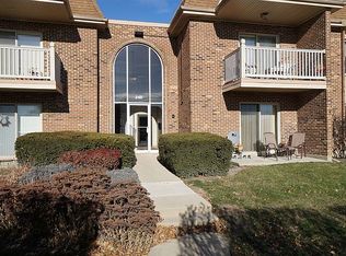 2411 N Kennicott Dr APT 2B, Arlington Heights, IL 60004