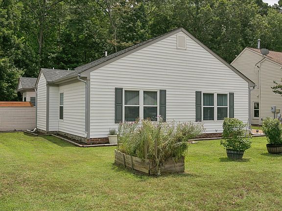 3rd image of 940 Lowry Pl