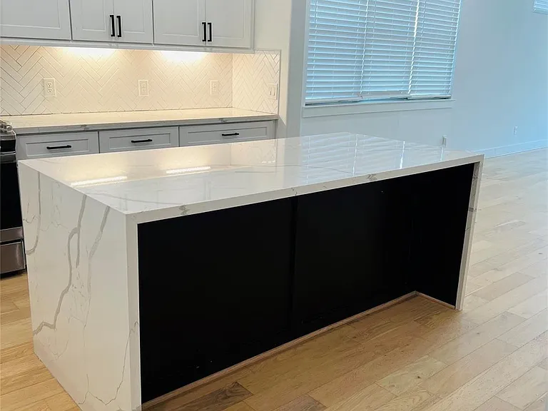 1103 W 15th 1/2 St #A — Photo 8