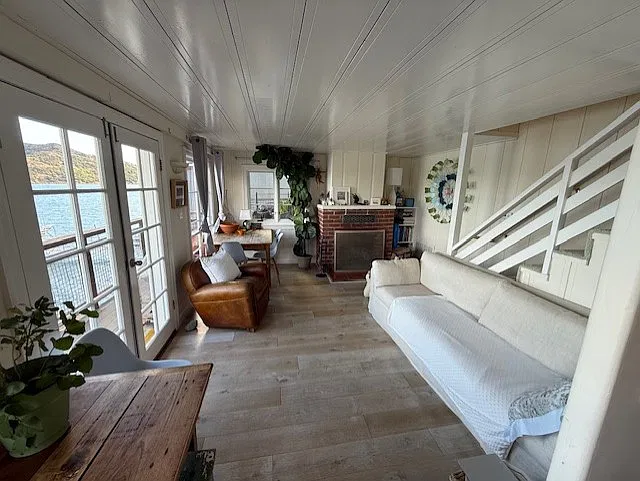 Living Room (w/current tenant furnishings)