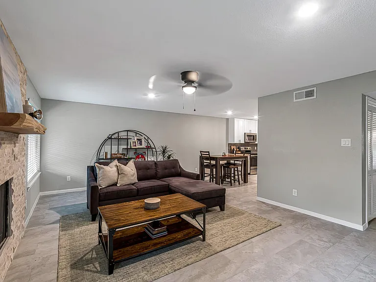 1669 W Sam Houston Pkwy S — Photo 14