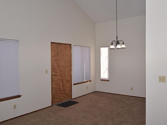 3rd image of 926 E Babcock Ave