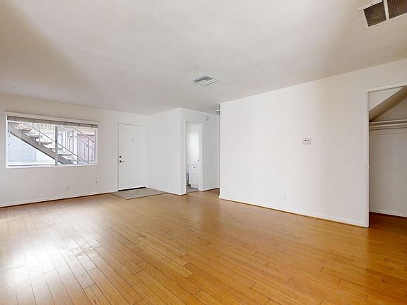 5th image of 20235 Cohasset St Unit 4