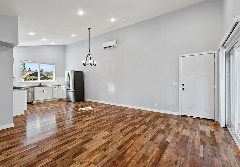 900 Westwood Dr — Photo 3