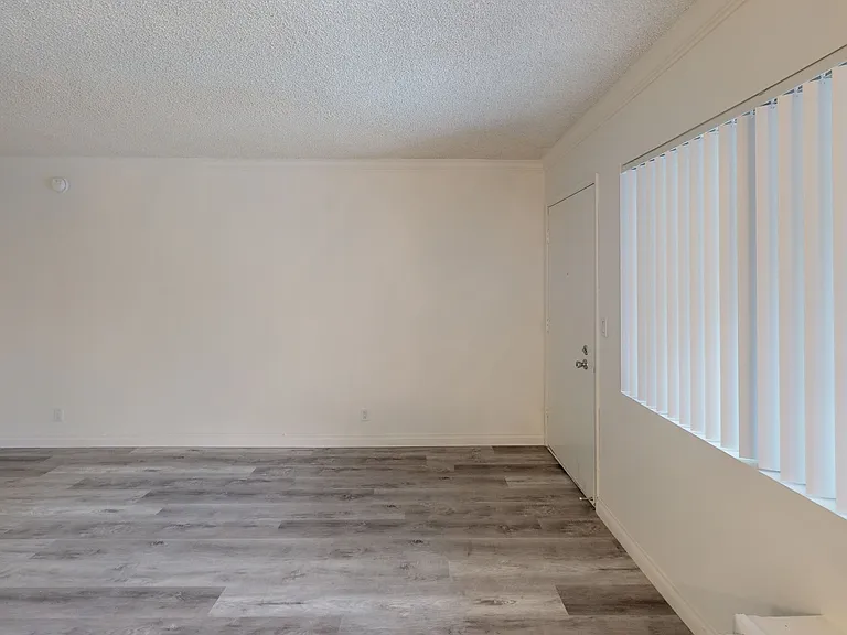 Radford Manor...BE PART Of THE TRENDY VALLEY VILLAGE!! CALL NOW! — Photo 8