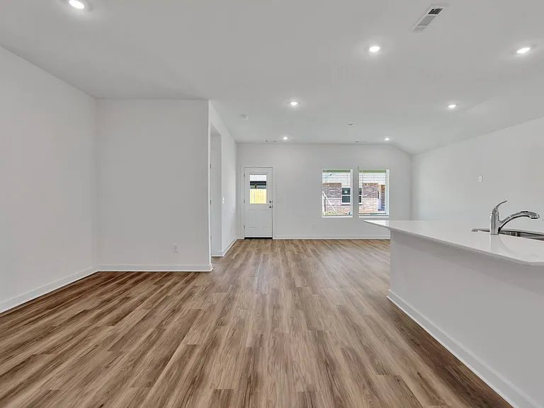 600 S Neon Ave — Photo 9