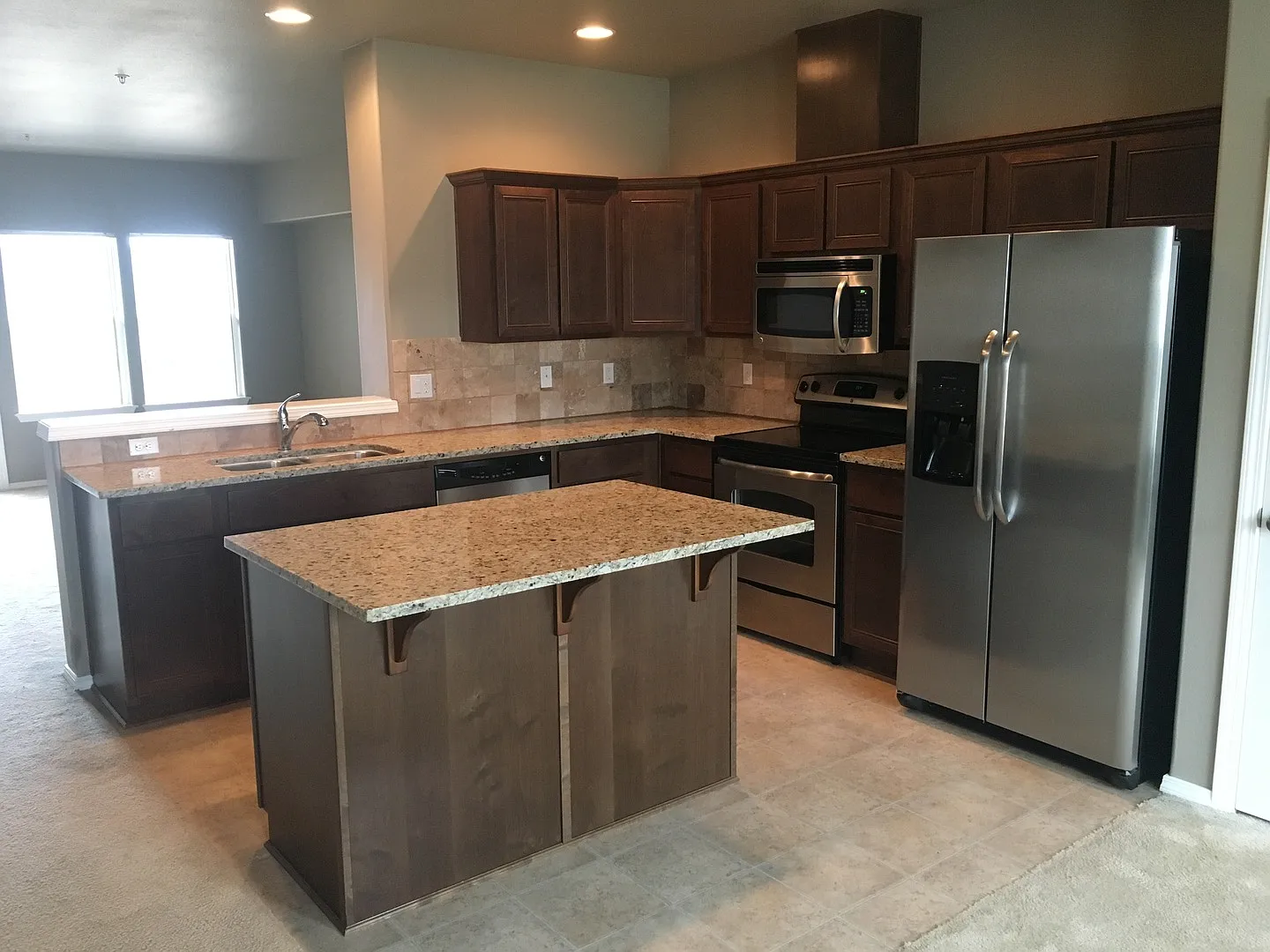 Large Two Bedroom Townhouse with Gas Fireplace in South Salem — Photo 4