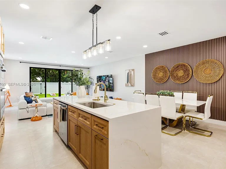 703 SW 17th St — Photo 14
