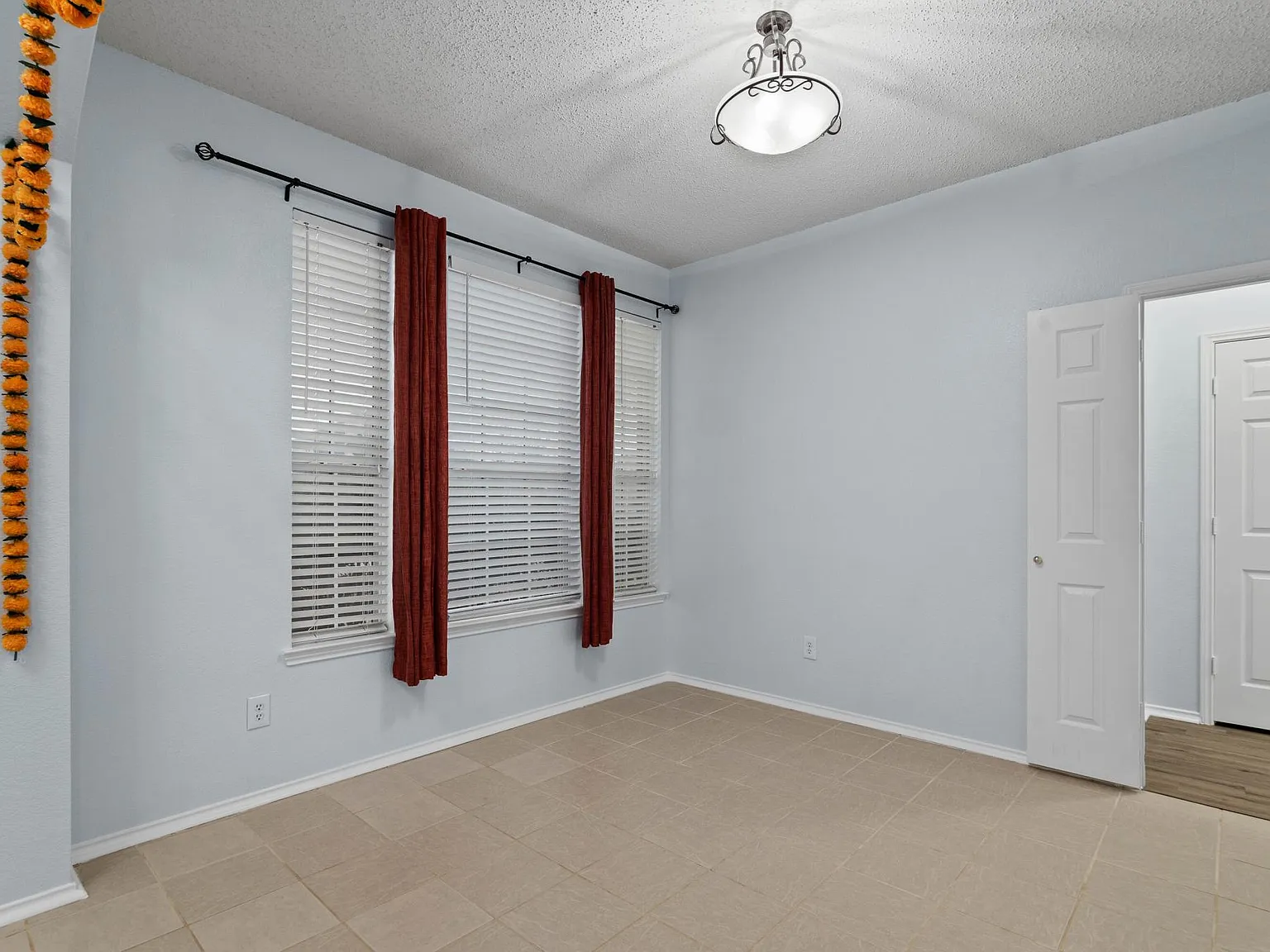 316 Leameadow Dr — Photo 2