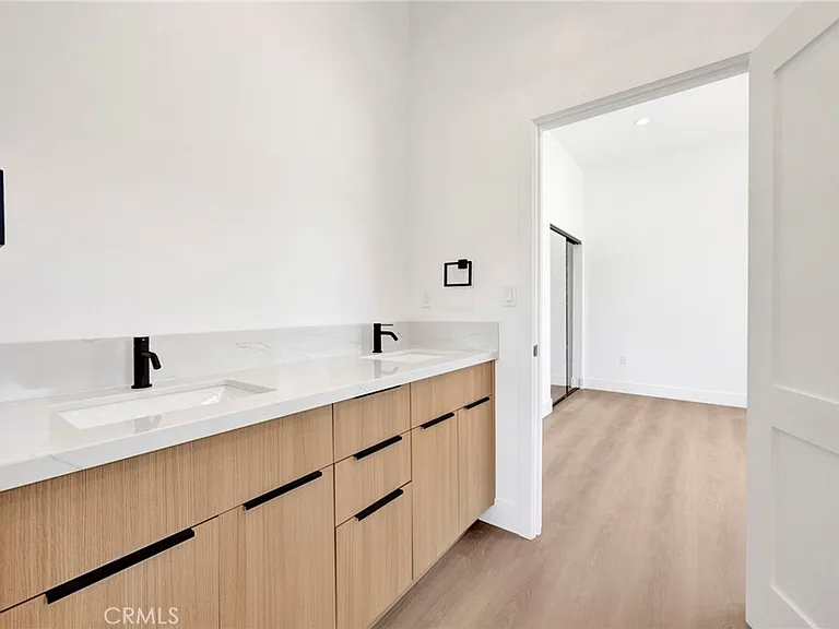 6734 Gentry Ave — Photo 10