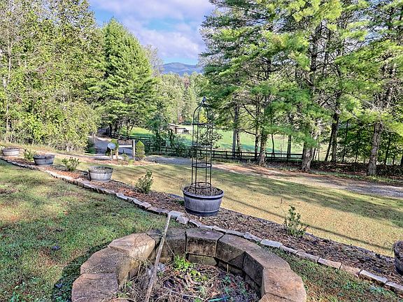 3rd image of 206 Peckerwood Rd