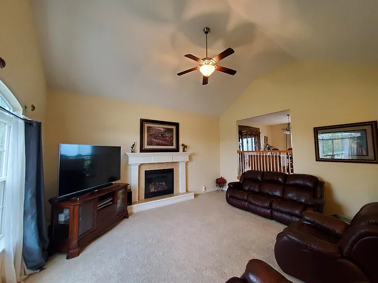 4909 S 22nd St — Photo 3
