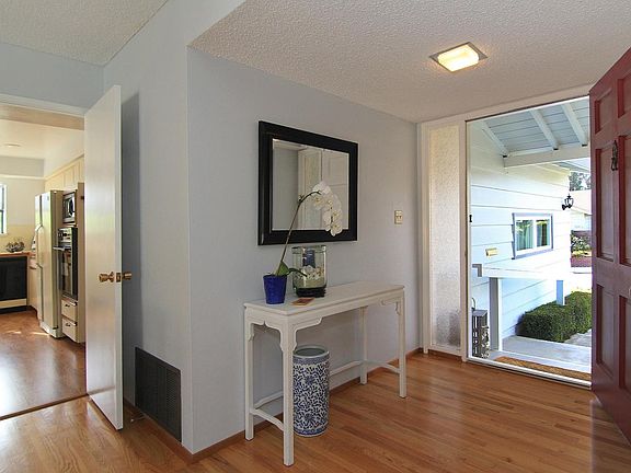3rd image of 510 Cabrillo Ave