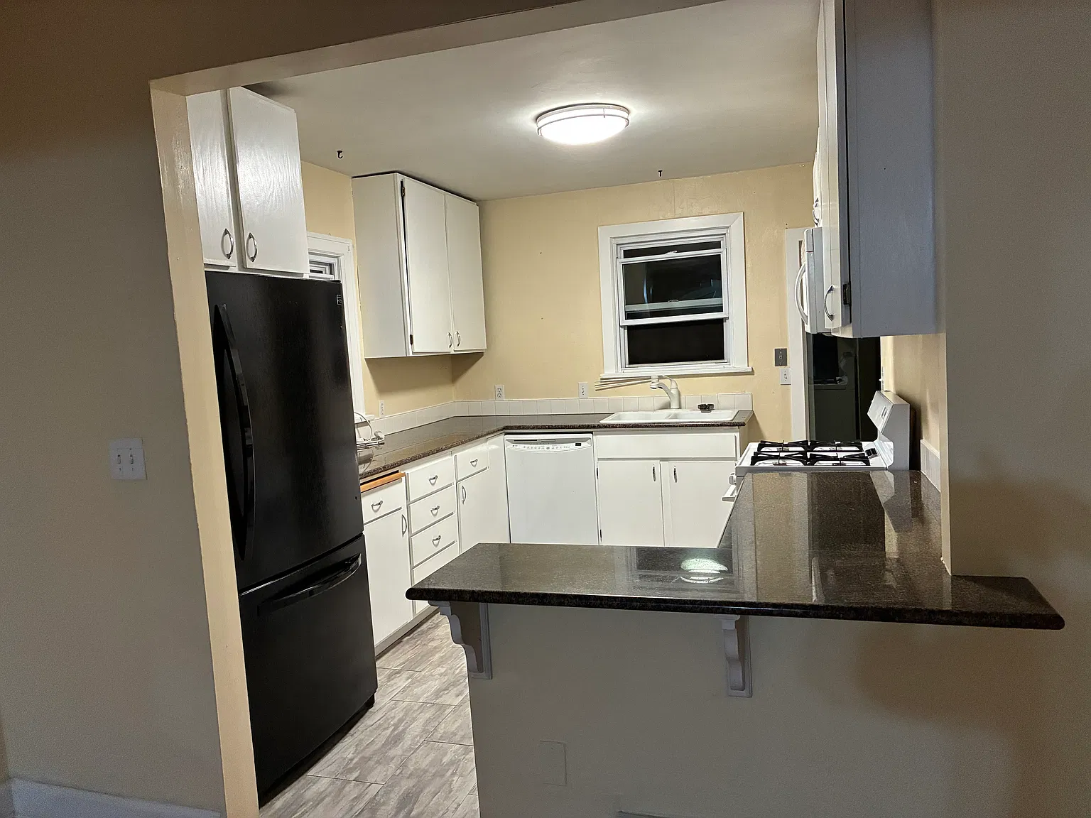 4 bed, $3,000 — Photo 2