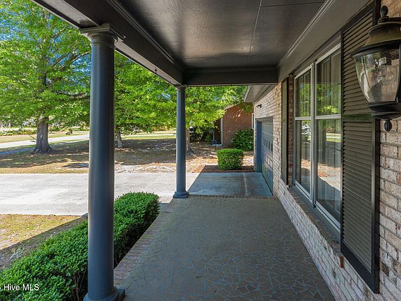 4th image of 913 Robert E Lee Drive