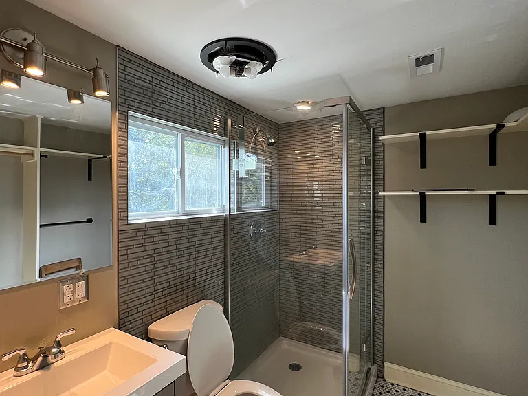 1100 University Ave #1 — Photo 4