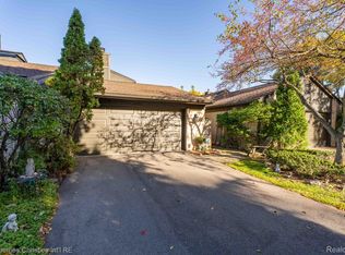 4261 Wabeek Lake Dr S, Bloomfield Hills, MI 48302