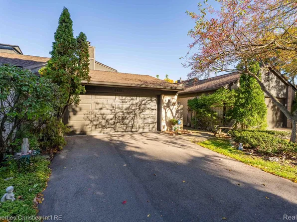 4261 Wabeek Lake Dr S, Bloomfield Hills, MI 48302