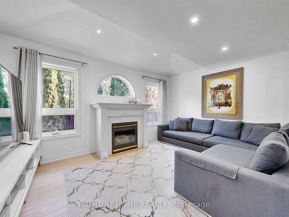 3rd image of 262 Wildberry Cres