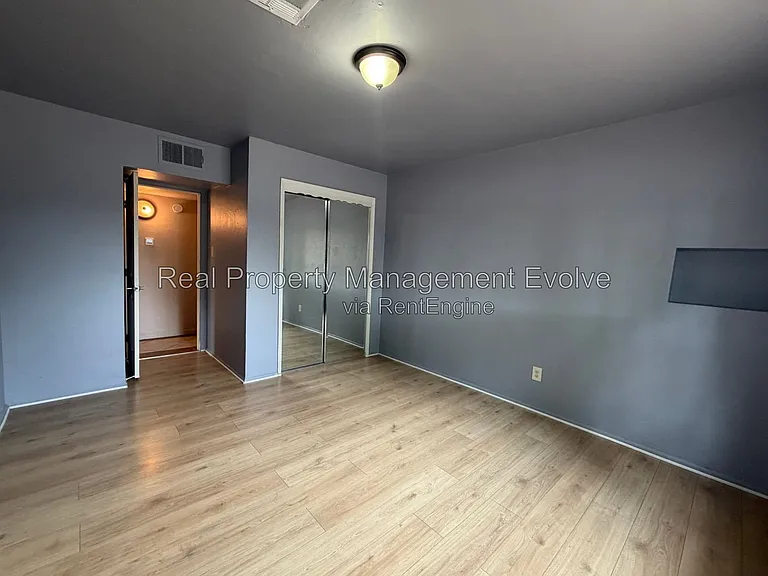 2307 W Rose Ln — Photo 15