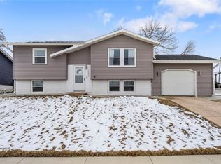 2624 Matthew Dr SW, Cedar Rapids, IA 52404