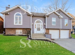 910 SW Foxtail Dr, Grain Valley, MO 64029