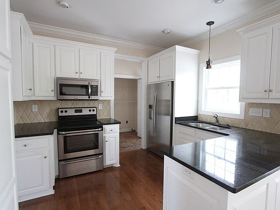 4th image of 126 King Cres