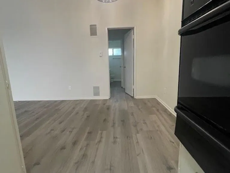 2043 N Beachwood Dr #10 — Photo 8