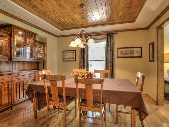 Nice Sized Formal Dining Rm