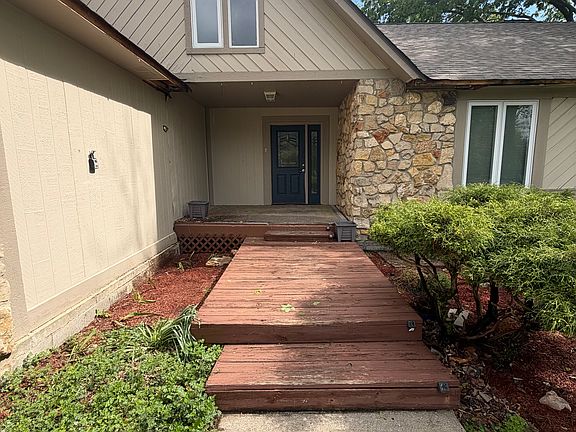 2nd image of 1100 Standish Dr