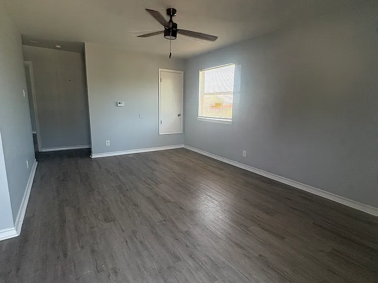 1105 New Laredo Hwy #201 — Photo 6