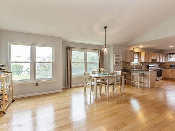 5th image of 302 Willow Pond Dr