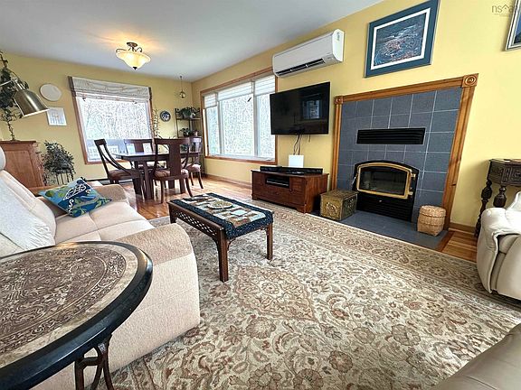 3rd image of 46 Old Falls Rd