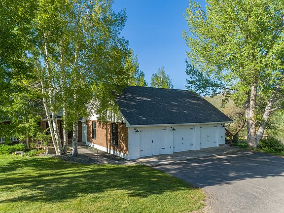4th image of 2020 Hillcrest Dr