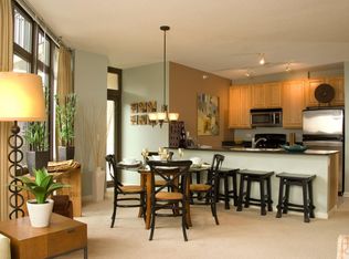 328 N Desplaines St, Chicago, IL 60661