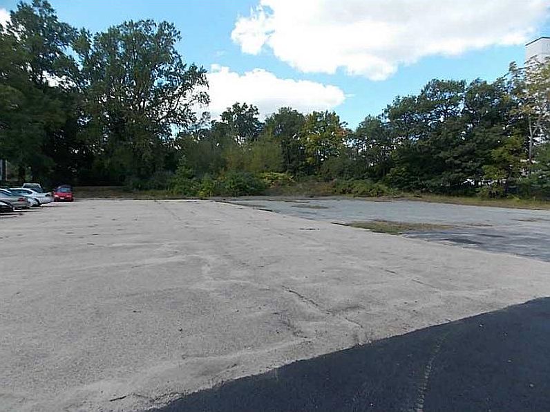 2nd image of 1039 Main St