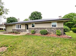 10548 Bluebonnet Dr, Machesney Park, IL 61115